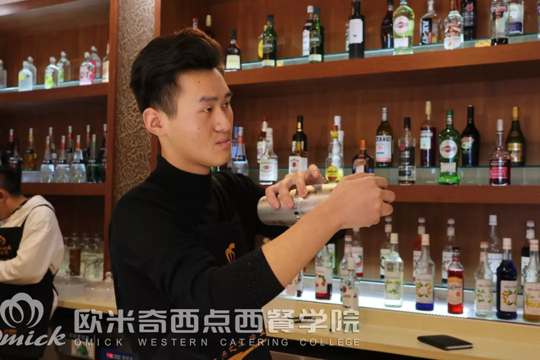 19岁的他内向安静 偏偏选择酷炫热情的调酒专业